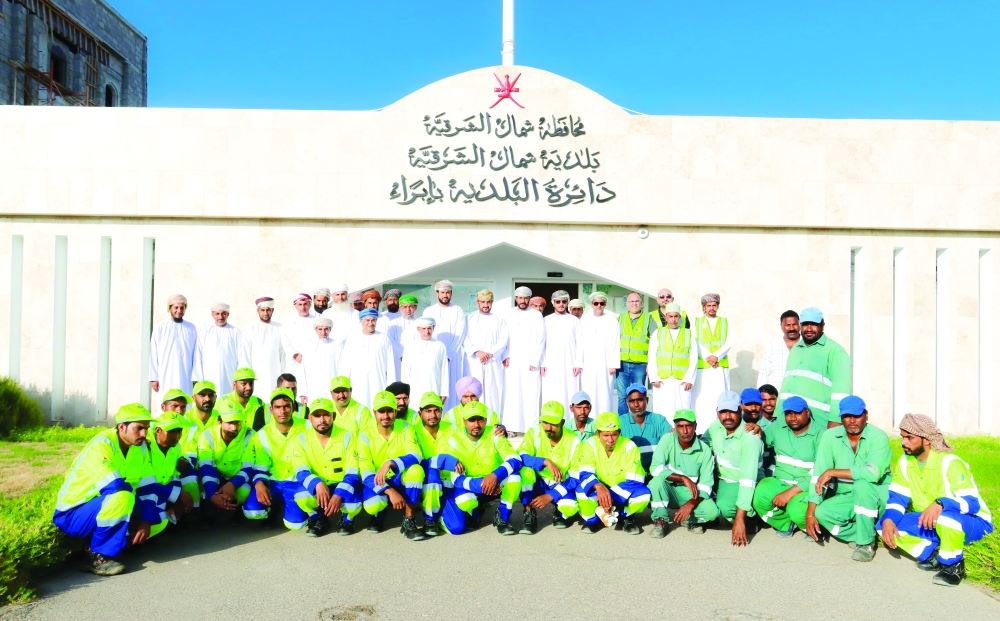  فريق حملة الإصحاح البيئي بدائرة البلدية بإبراء