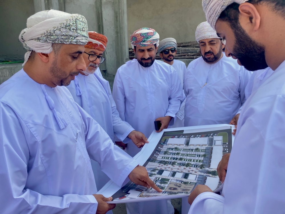 مناقشة آخر مستجدات بناء المشاريع التنموية بمحافظة جنوب الباطنة