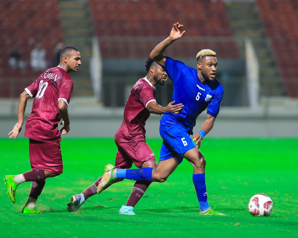 محترف نادي النصر ينطلق بالكرة وسط متابعة من لاعبَي الرستاق تصوير: عبدالله الشنفري 