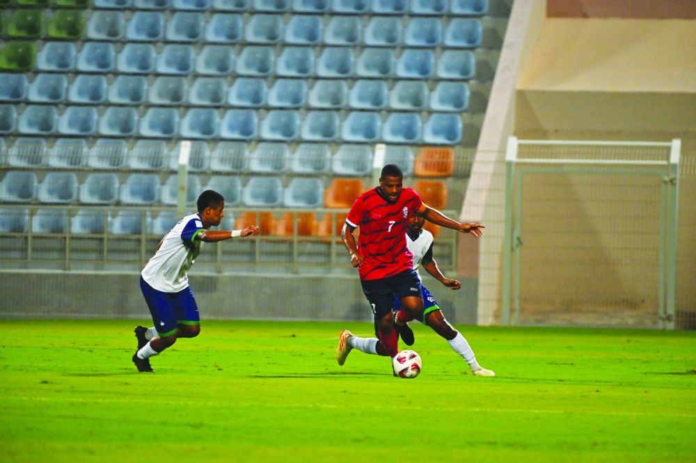 لاعب مسقط يعقوب السيابي ينطلق بالكرة وسط ملاحقة من لاعبي أهلي سداب .."تصوير: فيصل البلوشي"