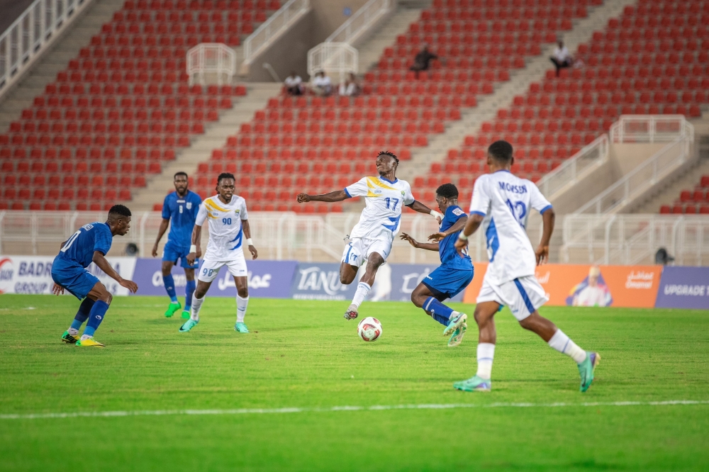 لاعب النصر محاصرا من لاعبي عبري