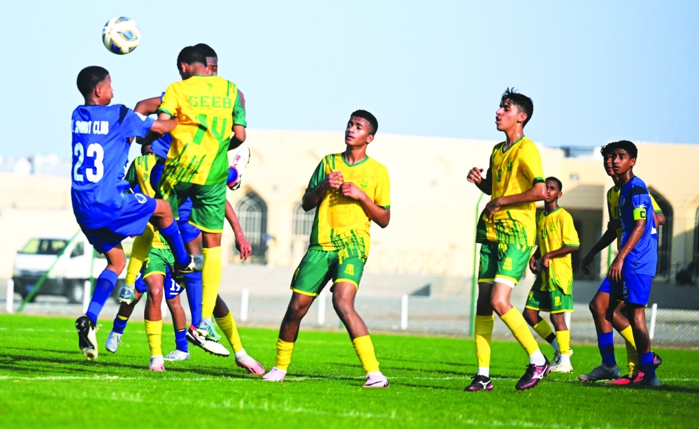تنافس بين لاعبي السيب والعامرات في دوري الناشئين       تصوير: خلفان الرزيقي