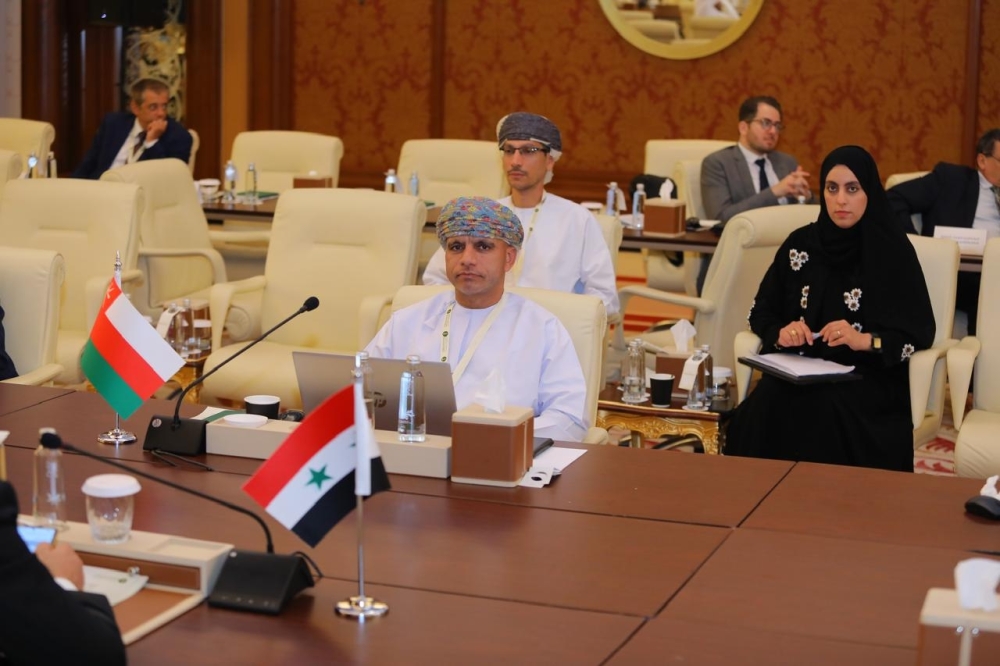 المشاركون خلال الاجتماع