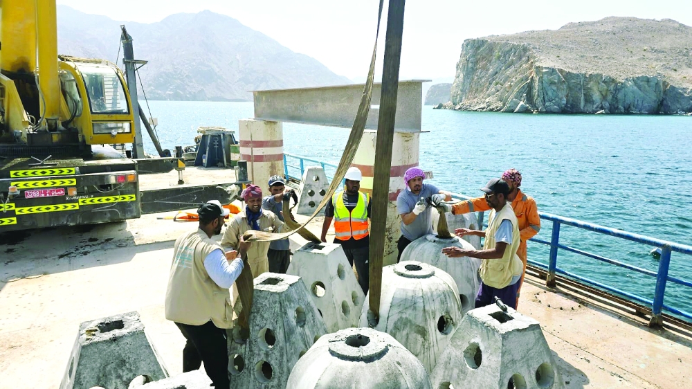 خلال عملية إنزال الهياكل الاصطناعية