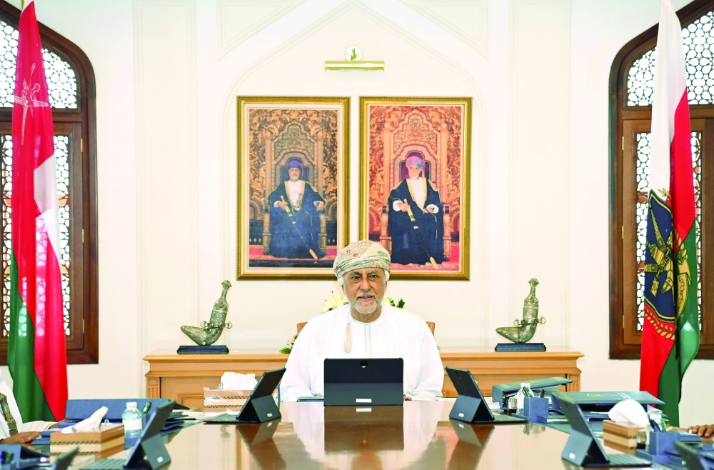 صاحب السمو السـيد شهاب بن طــارق آل سعيد خلال ترؤسه الاجتماع