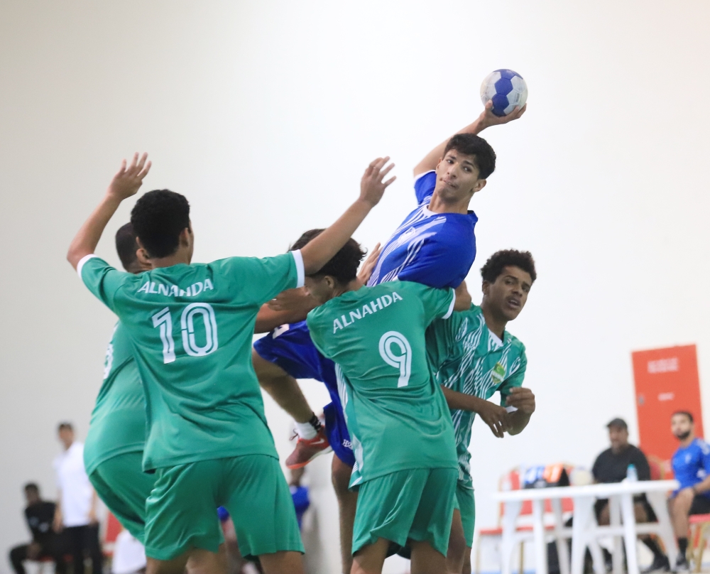 لاعب صحم يحاول تسجيل هدف في مرمى النهضة