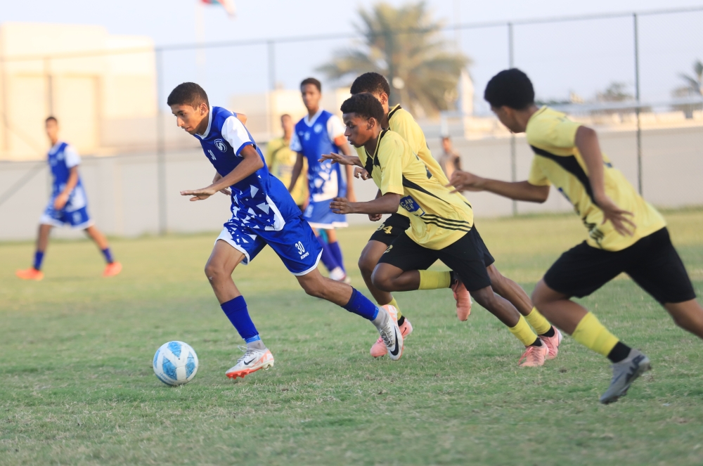 لاعب صحم ينفرد بالكرة وسط ملاحقة من لاعبي فنجاء