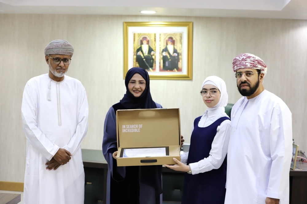  تكريم الطالبات الفائزات بالمراكز الأولى 