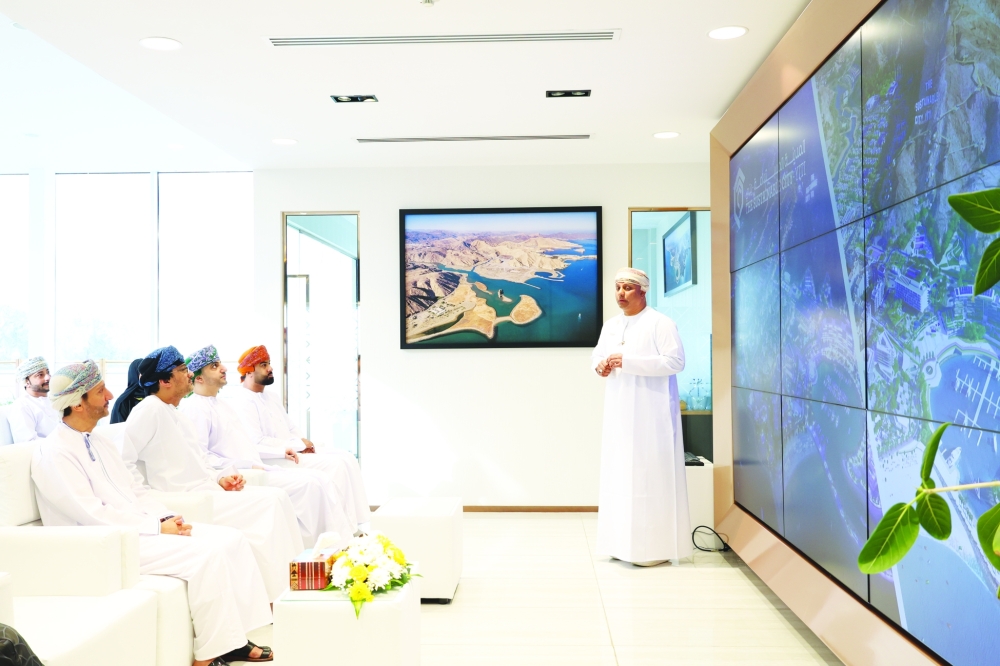الاطلاع على المرحلة المُنجزة من المدينة التي أطلقتها الشركة العمانية للتنمية السياحية "عمران"  