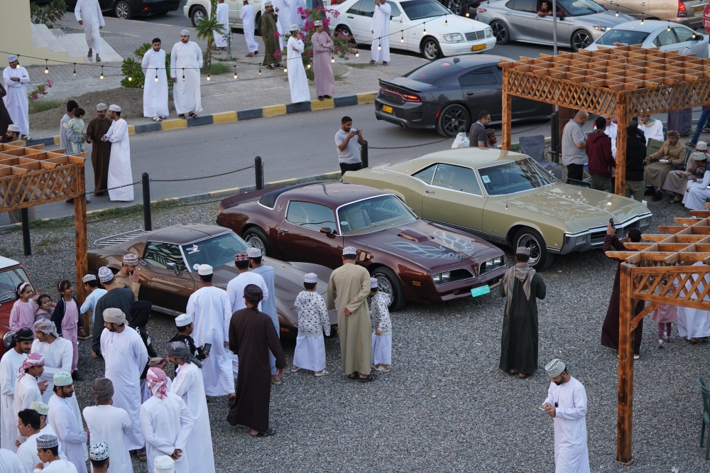 الجماهير يستمتعون بالسيارات الكلاسيكية               "تصوير: مزون الحراصية"