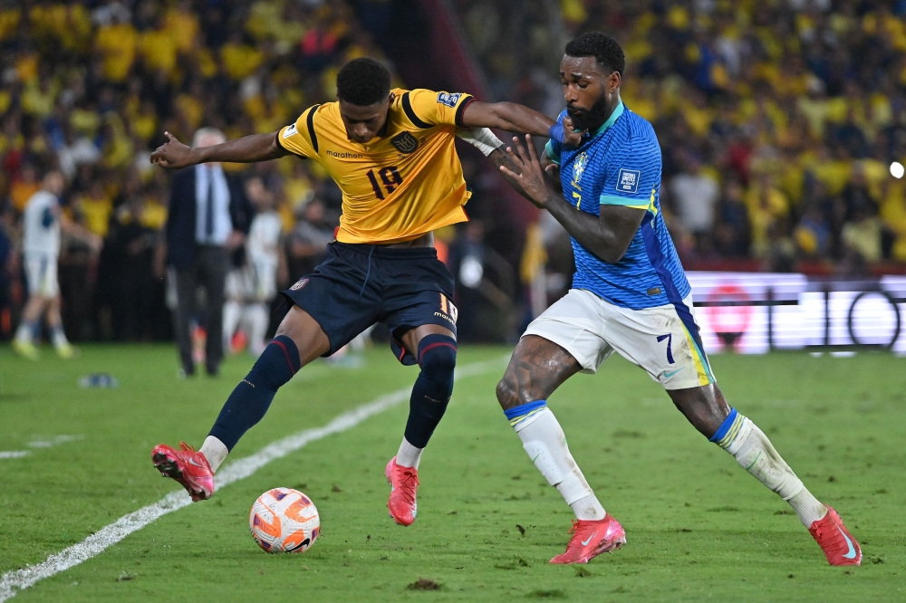 لاعب الإكوادور نيلسون أنجولو (يسار) يتنافس على الكرة مع لاعب البرازيل جيرسون 
