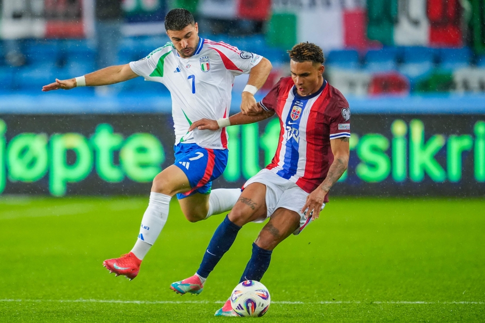 لاعب إيطاليا رقم 07 ريكاردو أورسوليني يتنافس على الكرة مع لاعب النرويج أنطونيو نوسا 