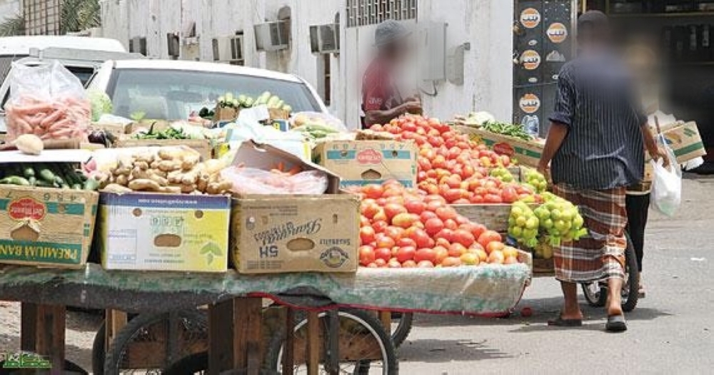 يقوم الباعة المتجولون ببيع بضاعتهم بطريقة عشوائية غير مستقرة