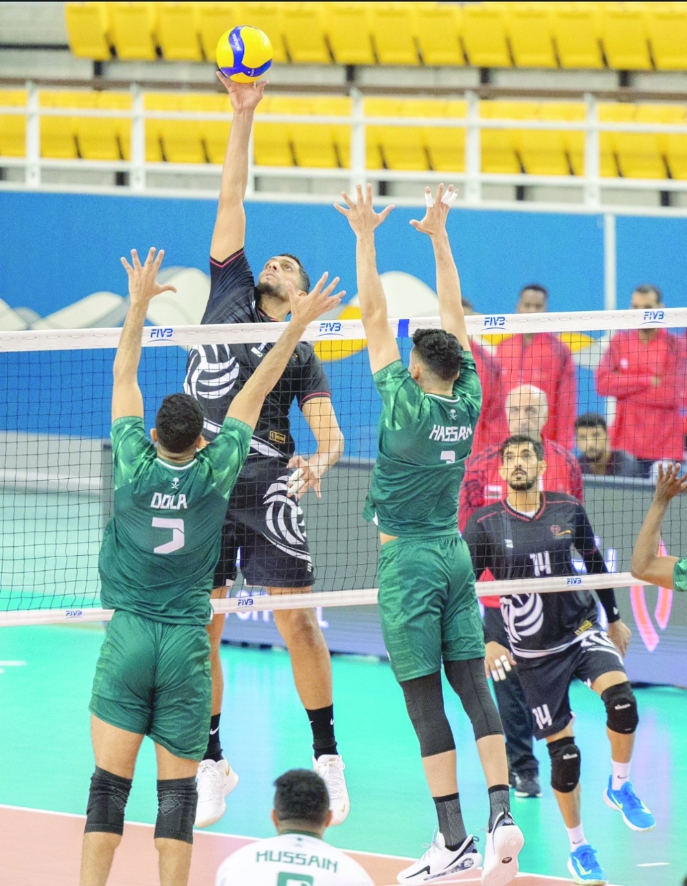 لاعب منتخبنا سعود المعمري يحاول اسقاط الكرة خلف لاعبا المنتخب السعودي