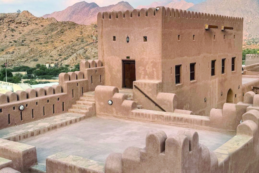 قلعة نخل.. شاهد يعكس تفاعل الطبيعة الجبلية والهندسة الدفاعية