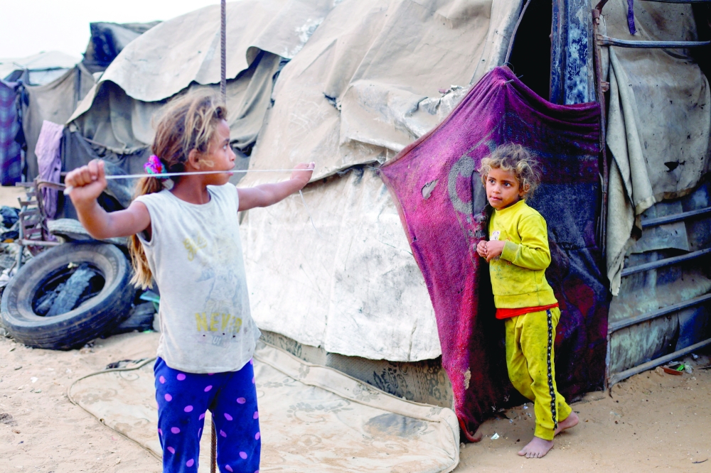 تحقيق.. في مقابر غزة...حياة بين الموتى