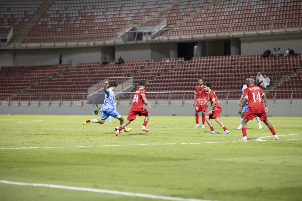 لاعب صلالة يحاول تسديد الكرة على مرمى المصنعة
