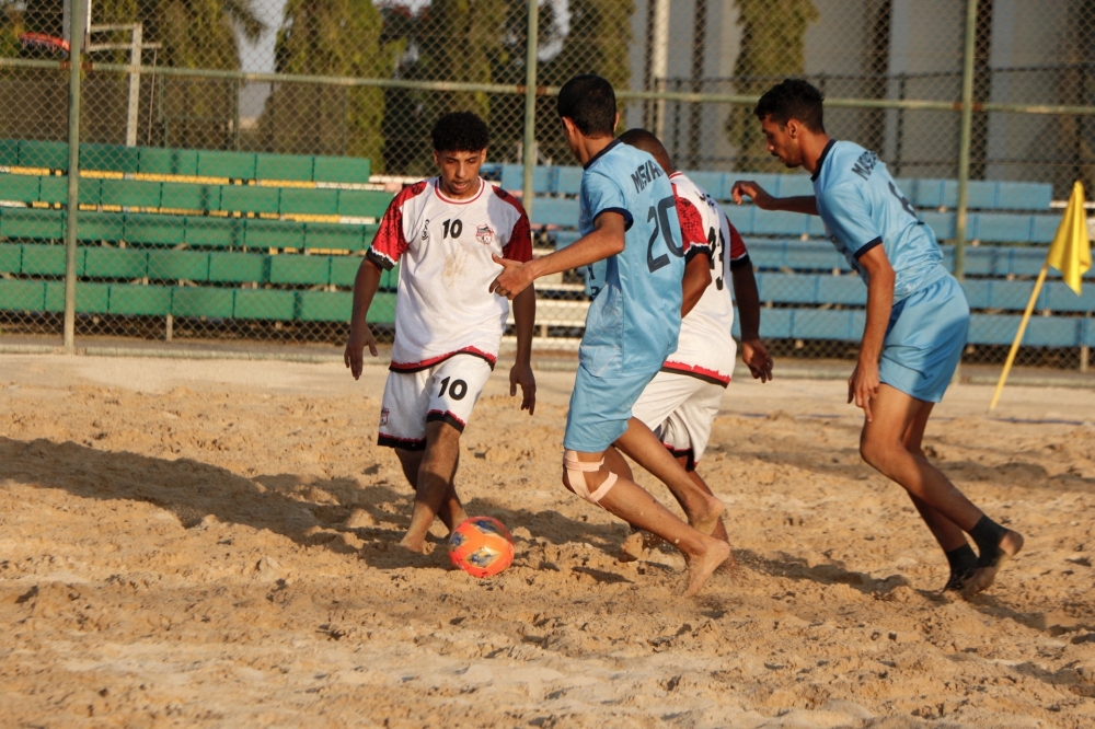 لاعب مرباط يحاول التخلص من مراقبة لاعبا مصيرة         "تصوير: عمار جوهر"