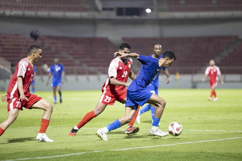 متوسط ميدان نادي النصر عوض الشحري يستحوذ على الكرة قبل لاعب خط وسط نادي عُمان حسني الهنائي          "تصوير: سعيد الشنفري"