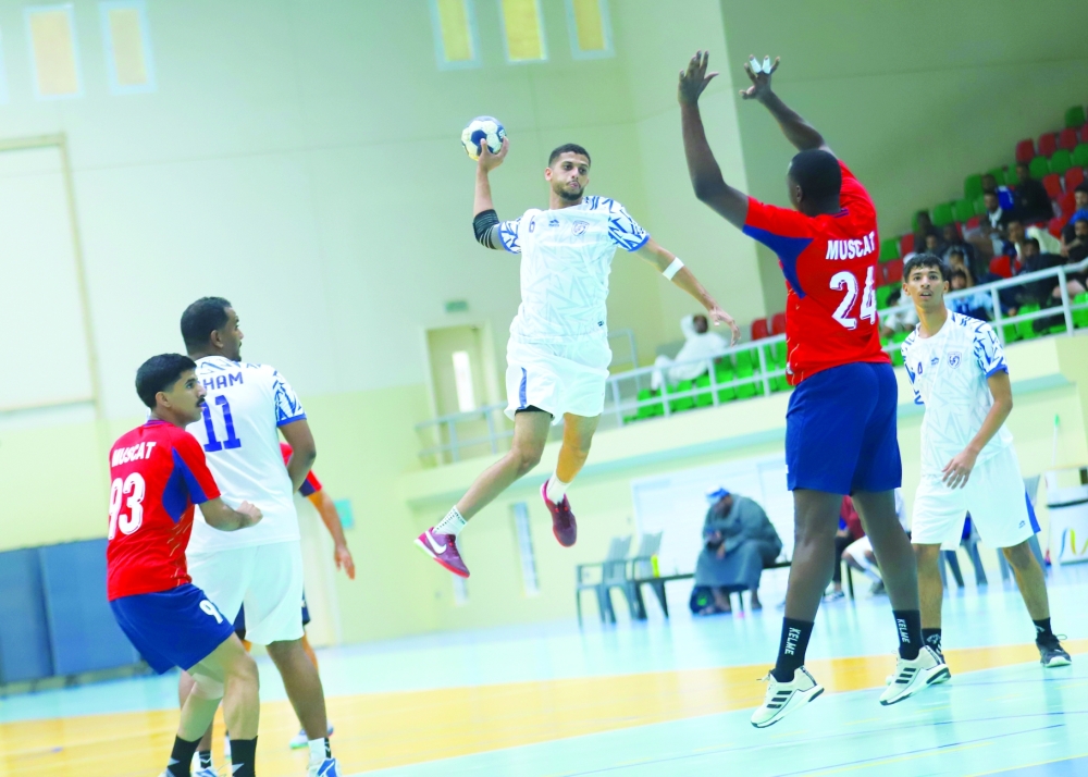 ليث البريكي لاعب صحم يصوب الكرة نحو مرمى مسقط     "تصوير: أحمد البريكي"