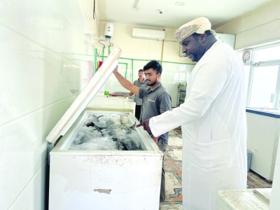 سلطنة عُمان – تكثيف الرقابة على المنتجات السمكية في العوابي
