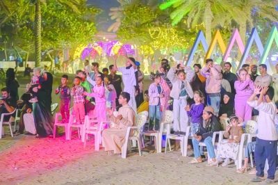 سلطنة عُمان – 309 آلاف زائر لـ«ليالي مسقط» على شاطئ السيب.. والثعابين تضفي الحماس والبهجة