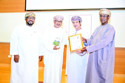 سلطنة عُمان – جلسة حوارية بصلالة تناقش التنمية المستدامة والهوية المجتمعية