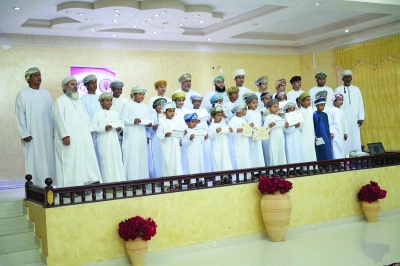 سلطنة عُمان – تكريم 123 مشاركاً في مسابقة حفظ القرآن الكريم بولاية إبراء