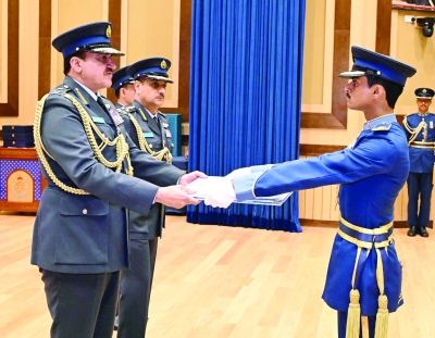 سلطنة عُمان – تسليم الشهادات وبراءات الاختراع الملكية للضباط المتخرجين من أكاديمية السلطان قابوس الجوية