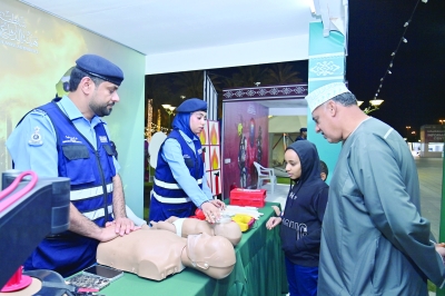 سلطنة عُمان – جهود ميدانية لـ”الدفاع المدني والإسعاف” لتعزيز سلامة زوار “ليالي مسقط”