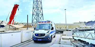 سلطنة عُمان – لقي ثلاثة سائحين حتفهم وأصيب شخصان آخران نتيجة انقلاب قارب