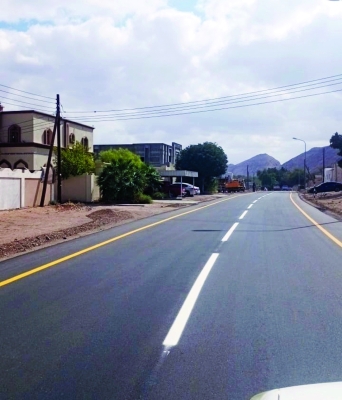 سلطنة عُمان – 82% نسبة إنجاز مشروع رصف الطرق الداخلية بولاية ضنك