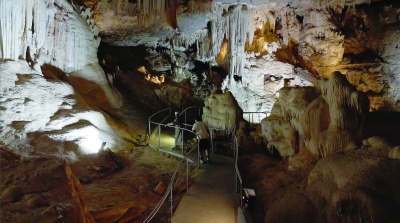 سلطنة عُمان – كهف الهوتة…رحلة إلى أعماق ثاني أكبر كهف في سلطنة عمان