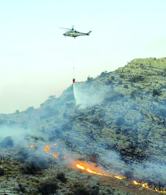 سلطنة عُمان – حريق “رأس الحرق” بولاية الحمراء ينحصر في مساحة محدودة مع استمرار عمليات التبريد
