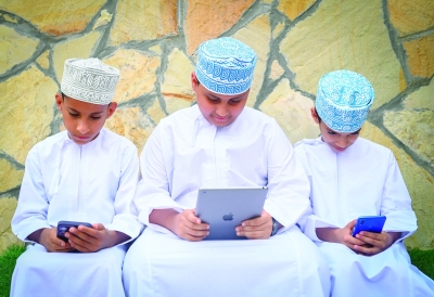 سلطنة عُمان – هل تنجح التشريعات الصارمة في حماية الأطفال من الانتهاكات الرقمية ؟