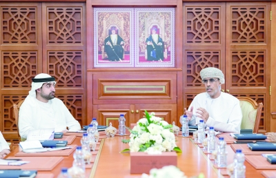 سلطنة عُمان – وفد إماراتي يطلع على نظام إدارة الانتخابات في وزارة الداخلية