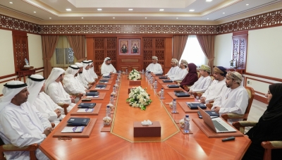 سلطنة عُمان – وفد من حكومة الشارقة يطلع على نظام إدارة الانتخابات بوزارة الداخلية