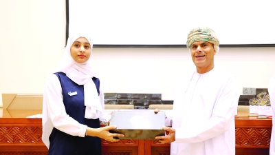 سلطنة عُمان – تكريم المتفوقين في مسابقات الأنشطة التربوية بشمال الباطنة