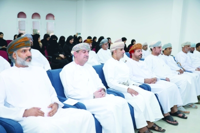 سلطنة عُمان – تكريم 54 معلماً ومعلمة بولاية شناص