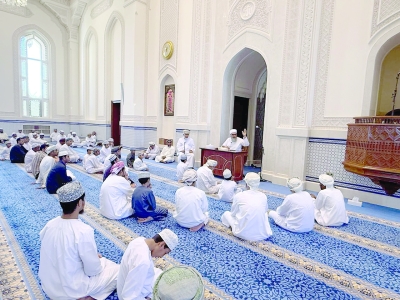 سلطنة عُمان – محاضرة دينية في مسجد السلطان قابوس بجعلان بني بو حسن