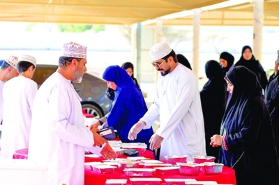 سلطنة عُمان – التطوع في شهر رمضان: شباب يجسدون الإيثار وروح المسؤولية