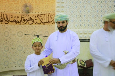 سلطنة عُمان – اختتام مسابقة الحزم لحفظ القرآن والحديث بمدينة بهلاء