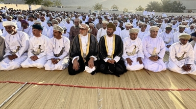 سلطنة عُمان – محافظ شمال الشرقية يؤدي صلاة عيد الفطر