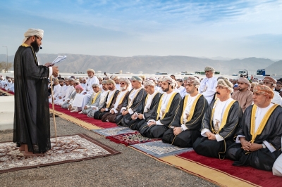 سلطنة عُمان – محافظ الظاهرة يؤدي صلاة عيد الفطر