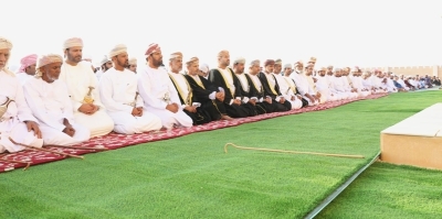 سلطنة عُمان – محافظ الوسطى يؤدي صلاة عيد الفطر