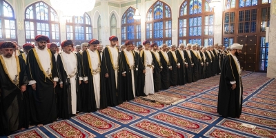 سلطنة عُمان – جلالة السلطان يؤدي صلاة عيد الفطر