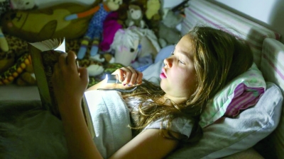 "القراءة في الضوء الخافت تؤذي العين".. اعتقاد أم حقيقة؟