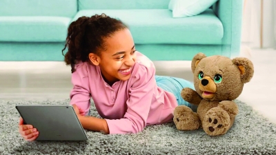 دمى الذكاء الاصطناعي... رفاق لطفاء أم تهديد خفي لنمو الأطفال؟