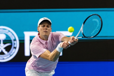 سينر يُقصي زفيريف ويلاقي ليهيتشكا في نهائي دورة ميامي