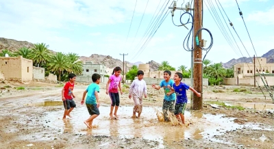التجمعات المائية بعد الأمطار.. مخاطر حقيقية تهدد الأطفال والصحة العامة